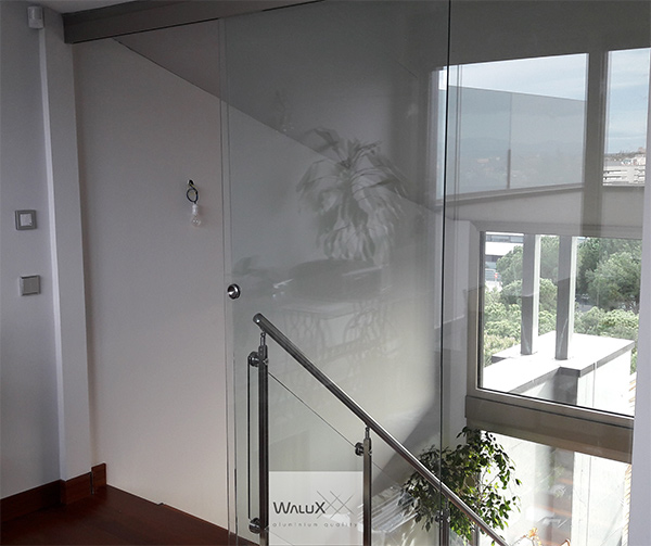 Cerramiento de vidrio en interior