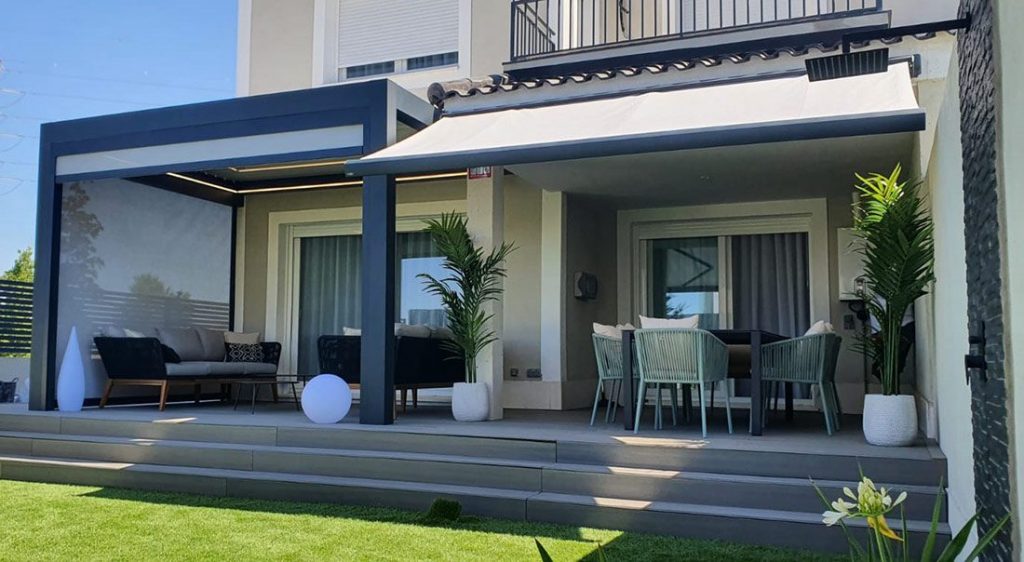 Pérgola bioclimática con toldo zip vertical